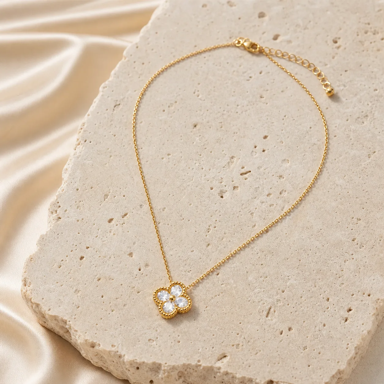 Colar com Pendente Flor de Quatro Pétalas e Cristais — 2 Cores Colar com Pendente Flor de Quatro Pétalas e Cristais — 2 Cores — A — Dourado