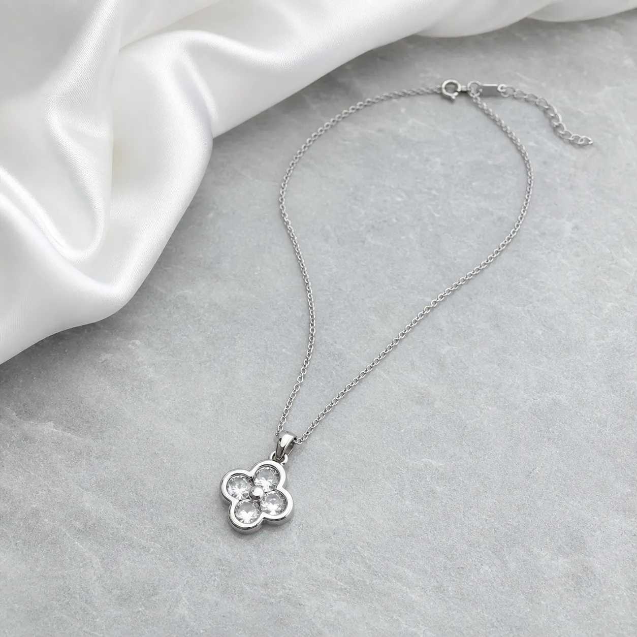 Colar com Pendente Flor de Quatro Pétalas e Cristais — 2 Cores Colar com Pendente Flor de Quatro Pétalas e Cristais — 2 Cores — B — Prateado