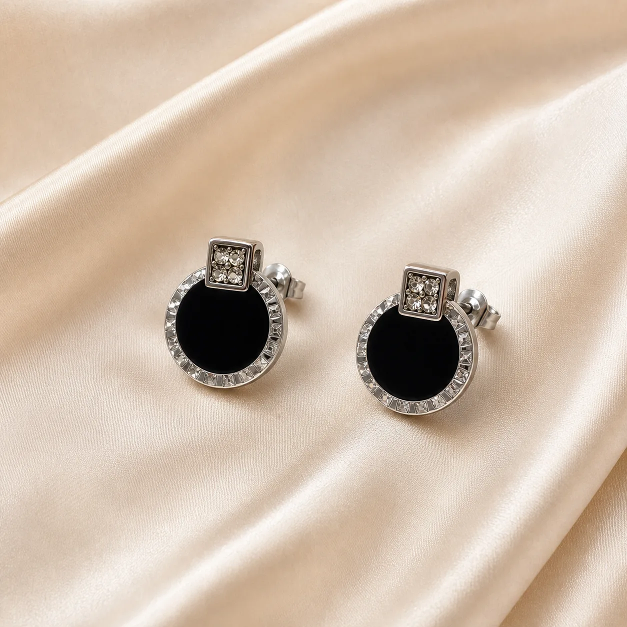 Brincos Prateados Redondos com Cristais Brincos Prateados Redondos com Cristais 5429-S008-3B sobre cetim bege claro