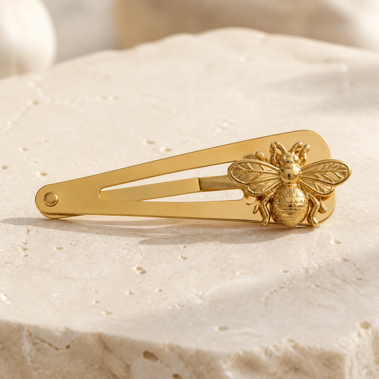 Gancho de Cabelo Dourado Grande com Abelha Detalhe da abelha em relevo no gancho dourado