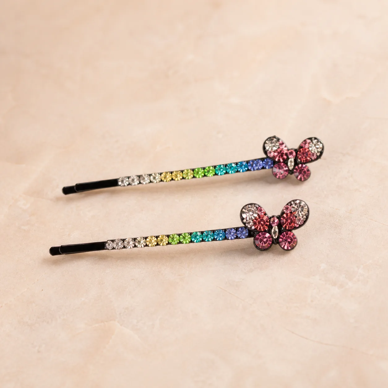 Conjunto de 2 Ganchos Pretos com Borboleta e Cristais Arco-Íris Detalhe de ganchos pretos com cristais coloridos e borboleta brilhante