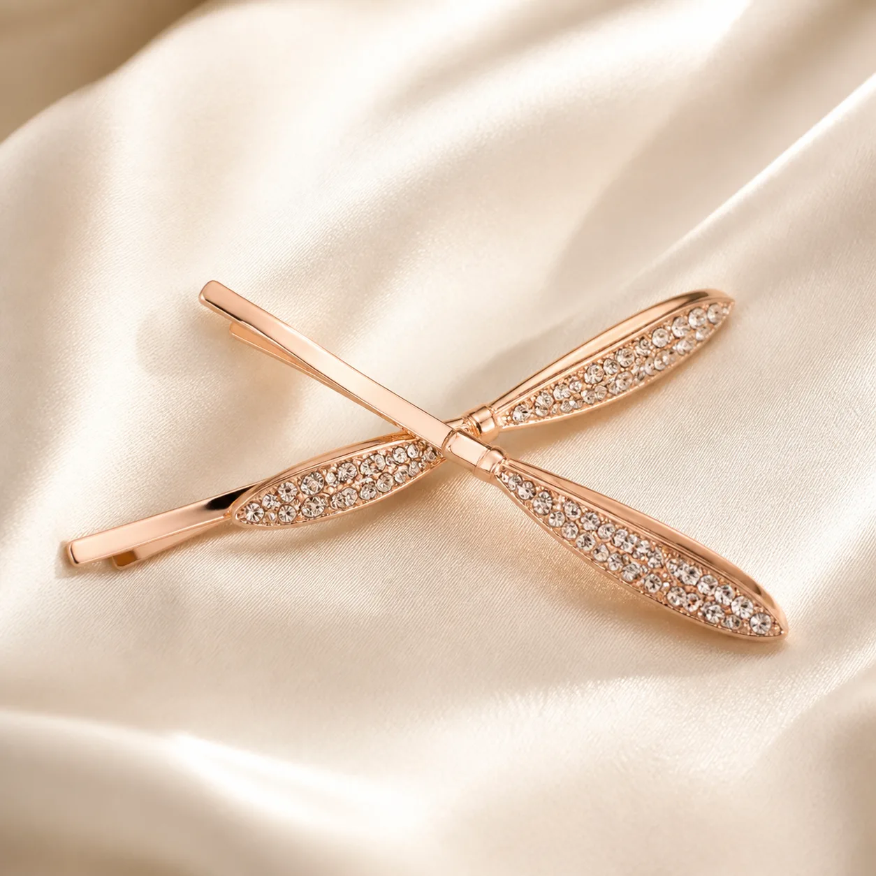 Conjunto de 2 Ganchos Rosa-Dourado com Laço e Strass Par de ganchos com laço de strass rosa-dourado sobre cetim marfim