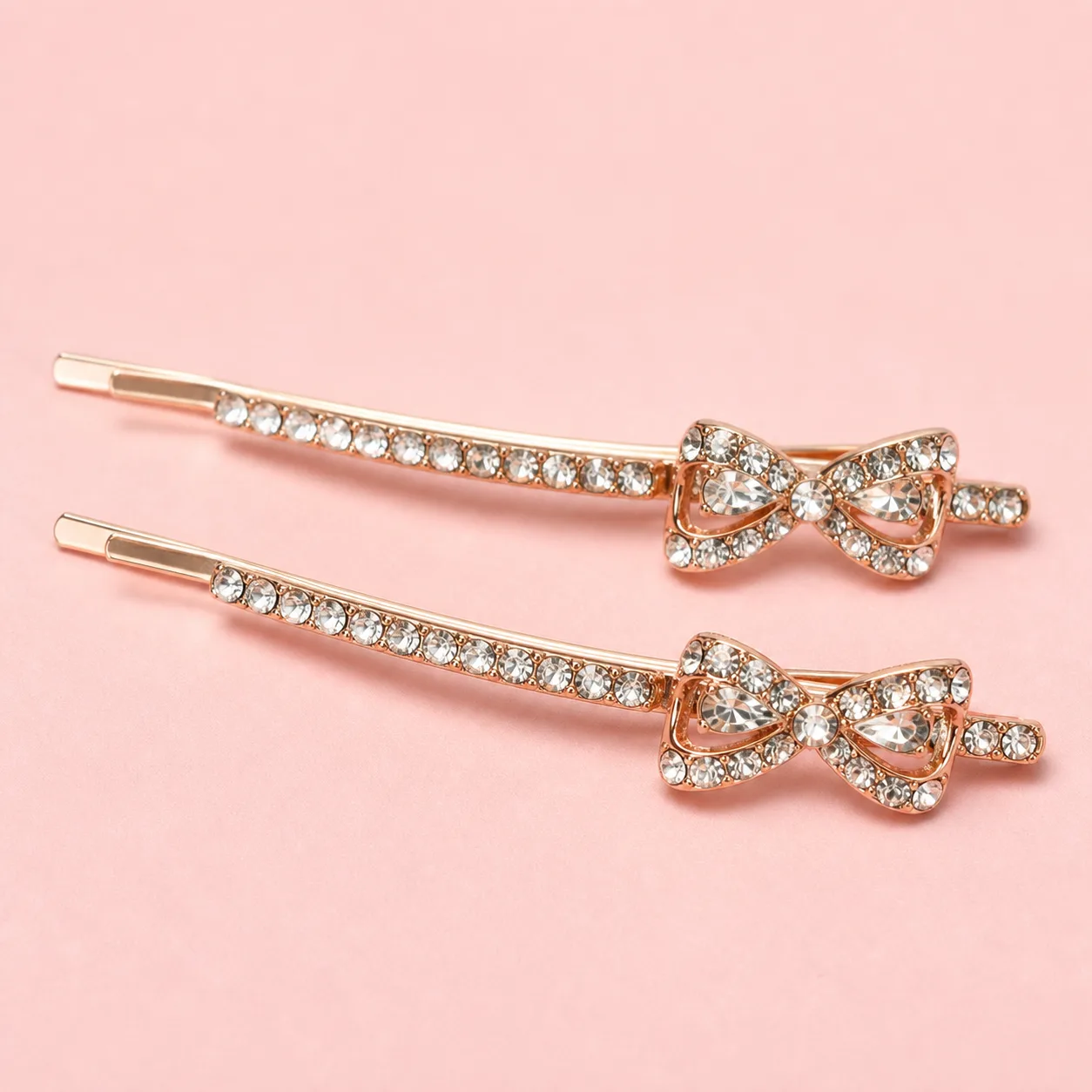 Conjunto de 2 Ganchos Rosa Dourado com Laço de Cristais Ganchos rosa dourado com cristais transparentes e laço