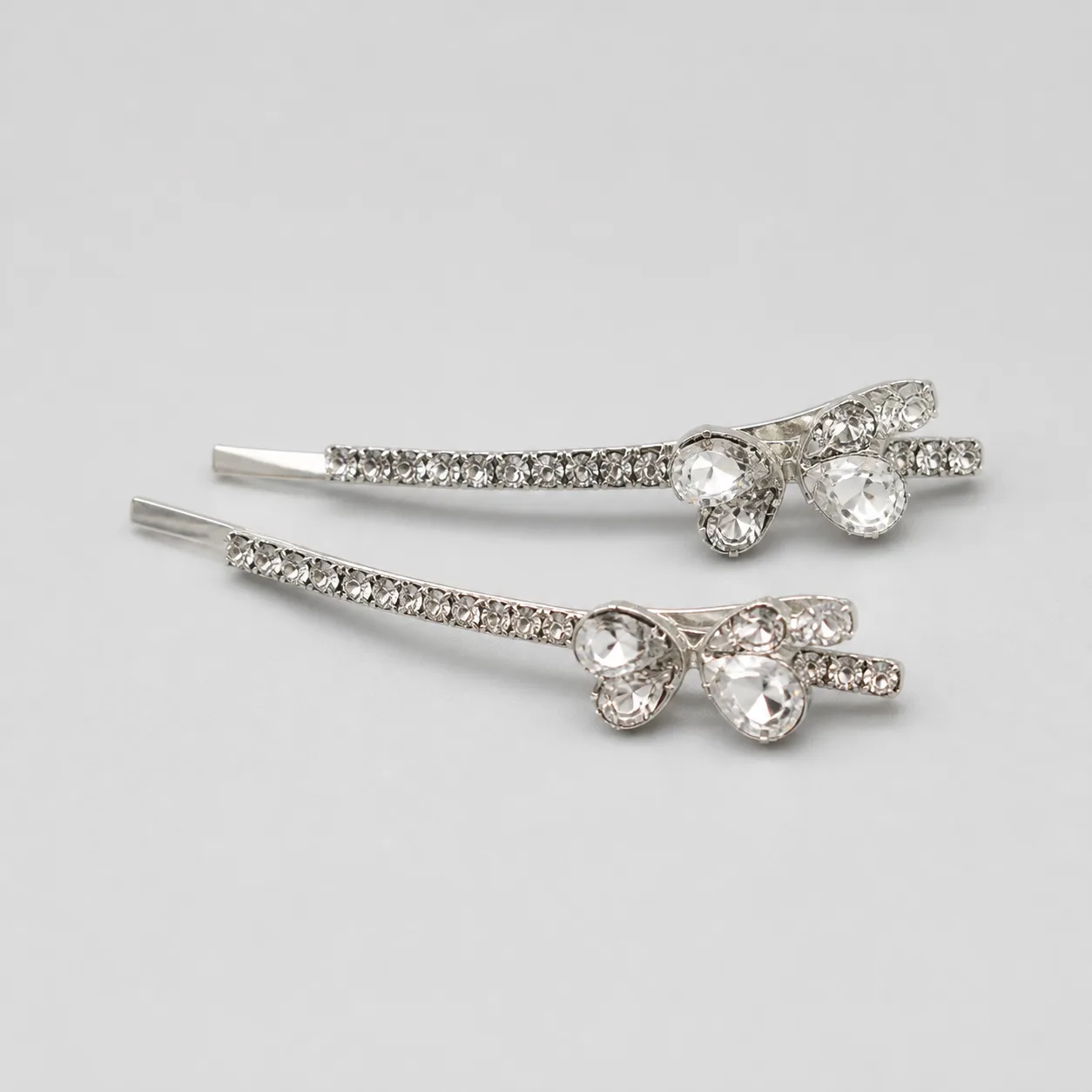Conjunto de 2 Ganchos Prateados com Flor de Cristais Ganchos prateados com cristais transparentes e ornamento floral