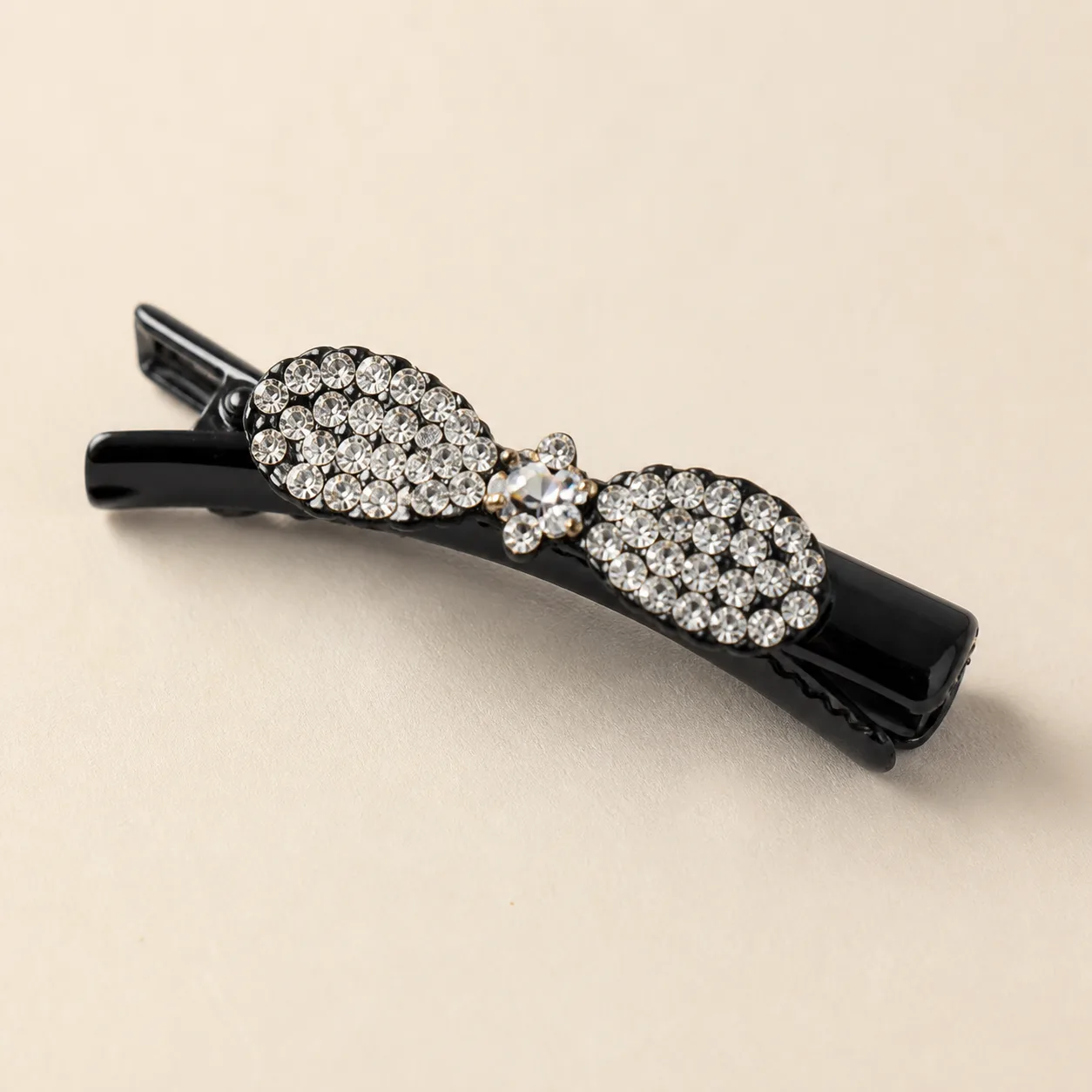 Gancho de Cabelo Preto com Laço de Strass Detalhe do gancho preto com cristais transparentes