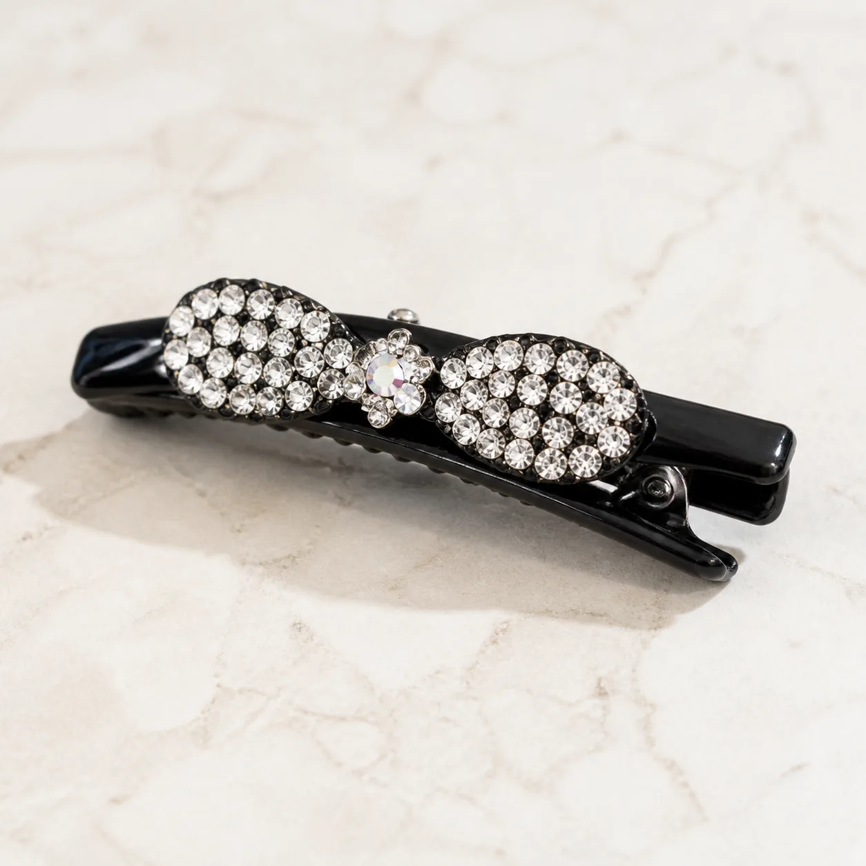 Gancho de Cabelo Preto com Laço de Strass Gancho bico de pato preto com strass sobre pedra clara