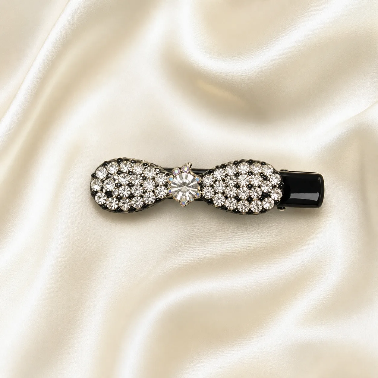 Gancho de Cabelo Preto com Laço de Strass Gancho de cabelo com laço de strass sobre cetim marfim