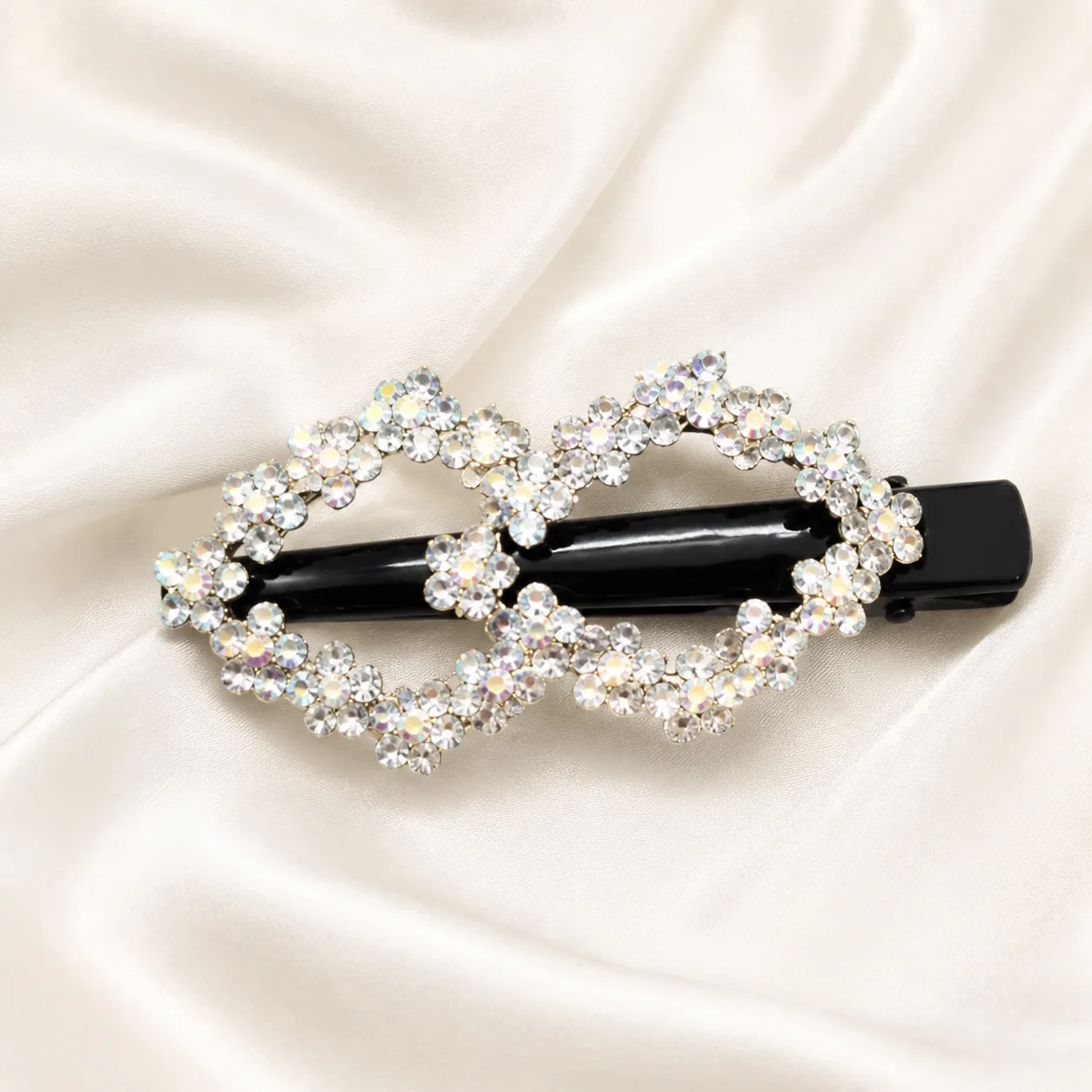 Gancho Preto com Flores de Strass Branco Gancho preto com strass branco iridescente sobre cetim marfim