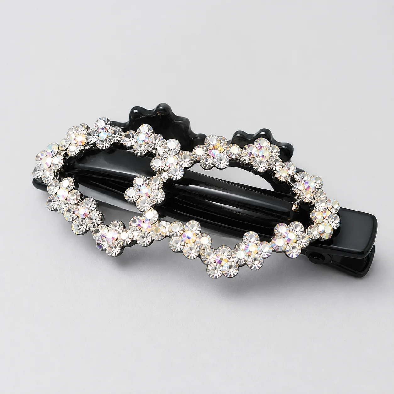 Gancho Preto com Flores de Strass Branco Detalhe do gancho preto com duas flores abertas de strass