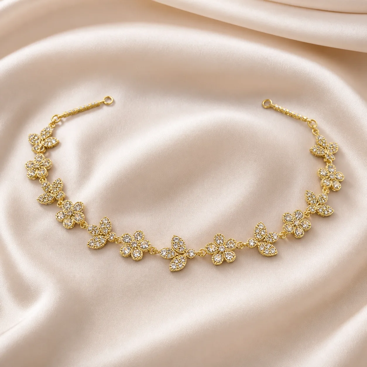 Acessório de Cabelo para Noiva com Flores e Folhas Acessório dourado de cabelo para noiva com flores e zircónias
