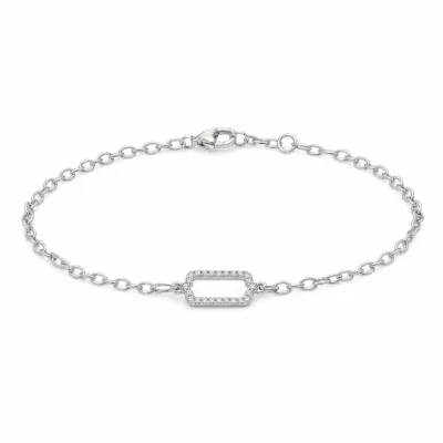 Pulseira prateada de elos ovais com elo geométrico sobre fundo branco