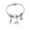 Pulseira prateada com berloques brancos, uma pulseira em fundo branco