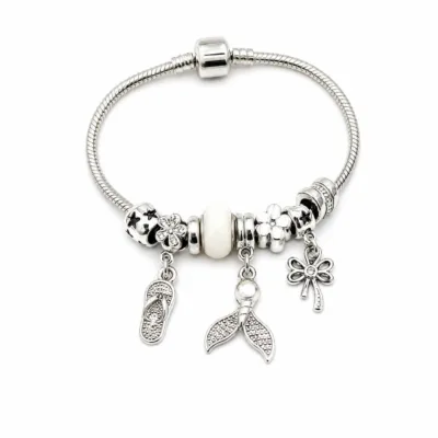 Pulseira prateada com berloques brancos, uma pulseira em fundo branco