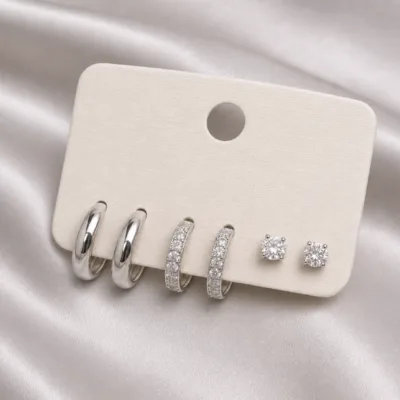 brincos prateados 3 pares com curvas em C e pedras transparentes