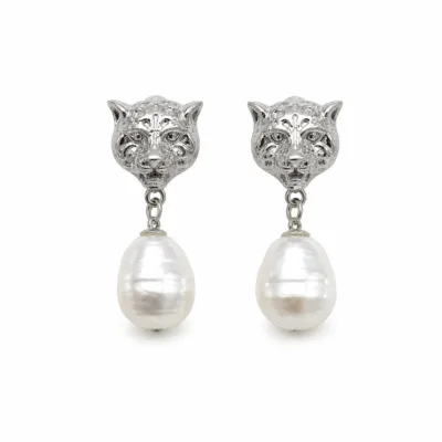 Brincos prateados com cabeças felinas e pérolas em fundo branco