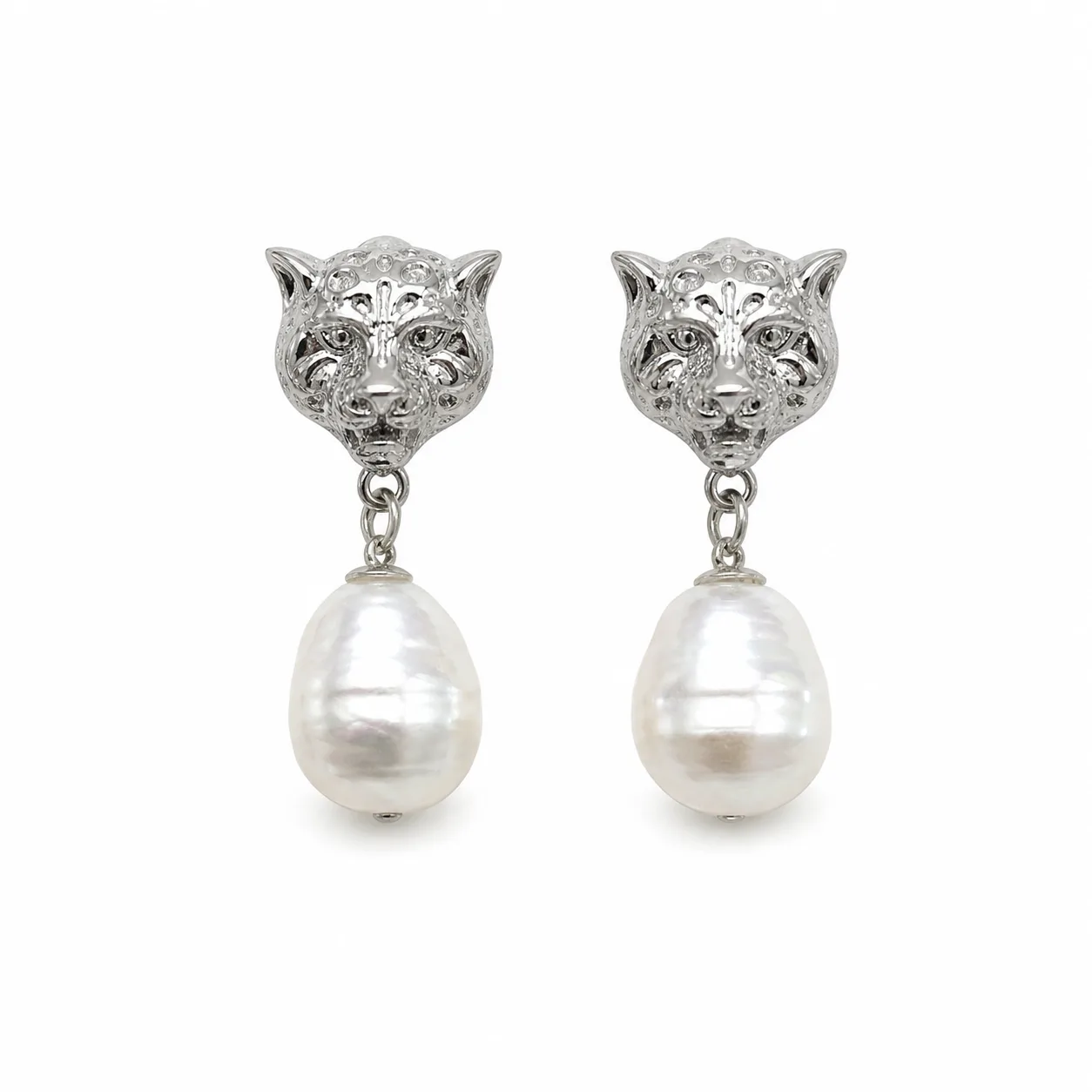 Brincos prateados com cabeças felinas e pérolas em fundo branco