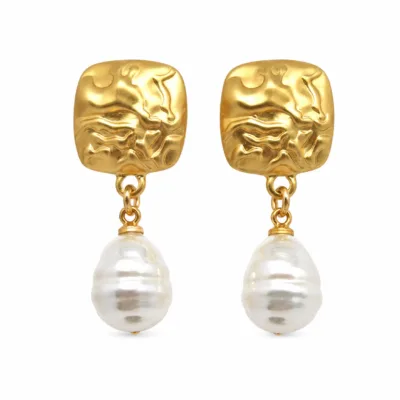 Brincos dourados martelados com pérolas em fundo branco