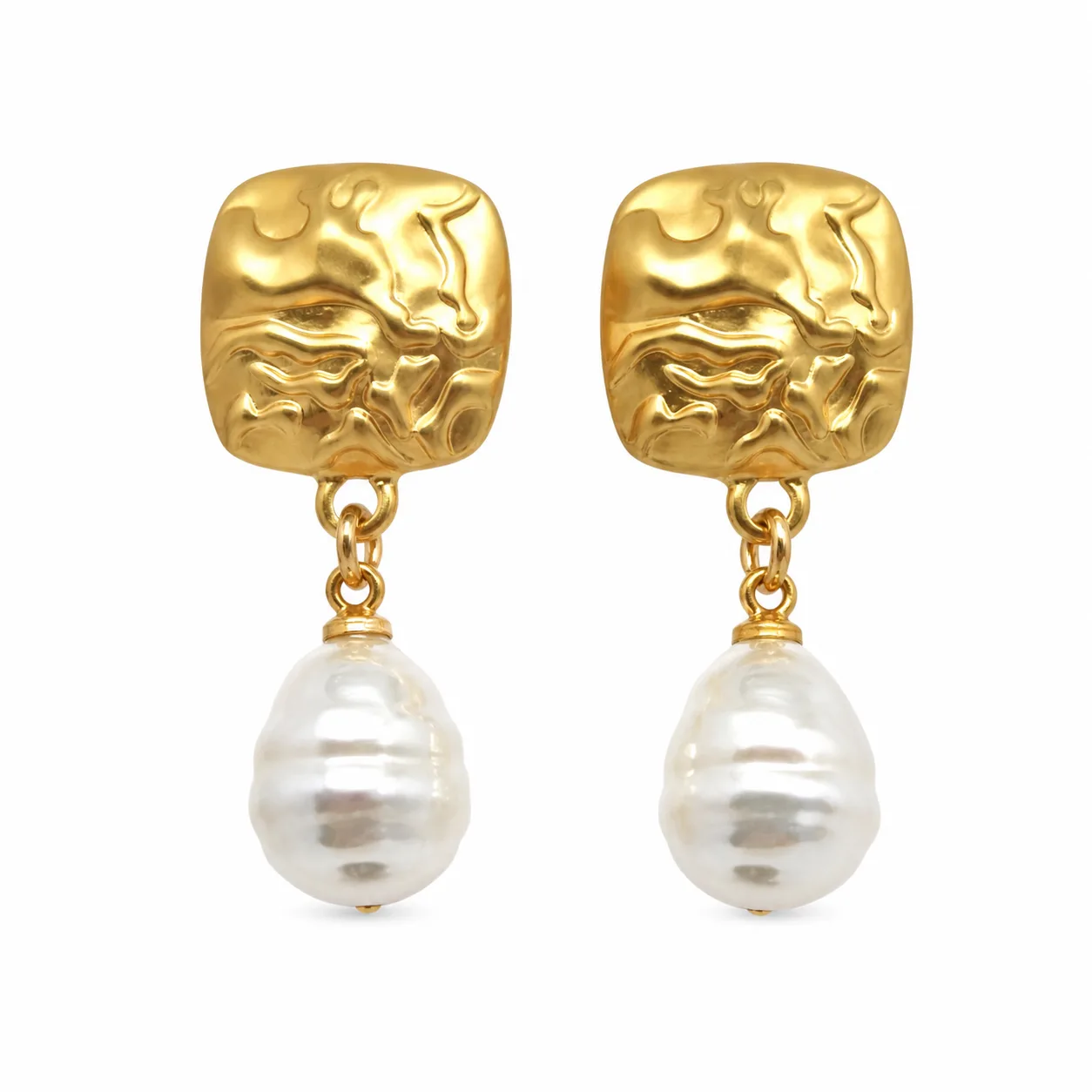 Brincos dourados martelados com pérolas em fundo branco