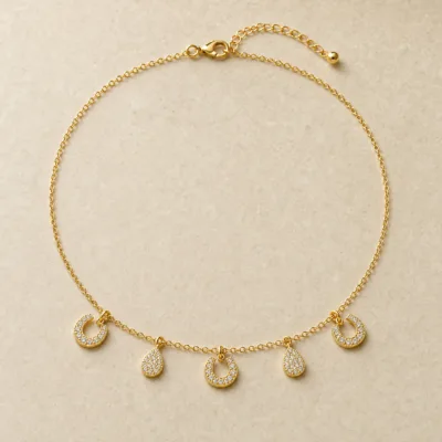 Colar ferraduras gotas pavé 83505-01 modelo B dourado sobre pedra clara