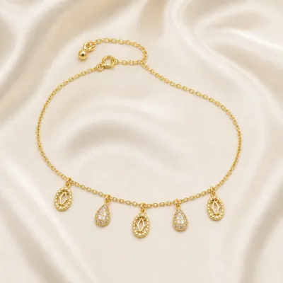 Colar oval gotas pavé 83505-02 modelo A dourado sobre cetim marfim