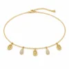 Colar oval gotas pavé 83505-02 modelo A dourado em fundo branco