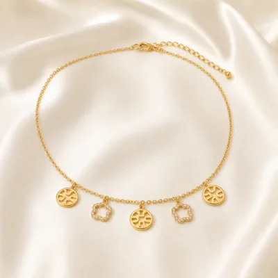 colar pavé 83505-05 dourado apresentado sobre cetim marfim