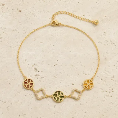 colar mosaico 83505-06 dourado com três cores sobre pedra clara