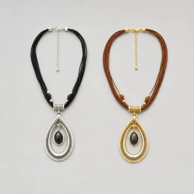 Comparação dos modelos prateado e dourado do colar com pendente gota