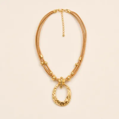 Colar Multicordão com Pendente Circular Texturado — 2 Modelos — B — Castanho e Dourado