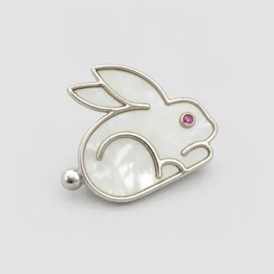 Broche Coelho Bicolor — 3 Modelos — C — Claro e Prateado