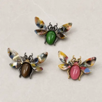 Comparação dos três modelos do broche abelha