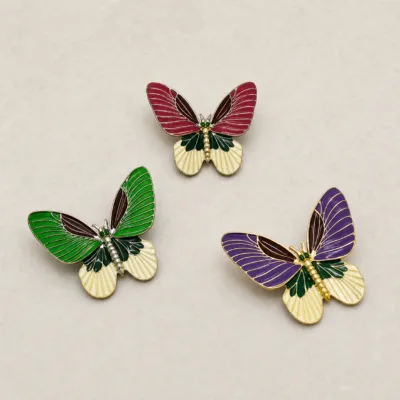 Comparação das três cores do broche borboleta