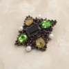 Broche Geométrico Multicolor — 3 Modelos — A — Verde e Âmbar
