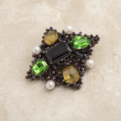 Broche Geométrico Multicolor — 3 Modelos — A — Verde e Âmbar