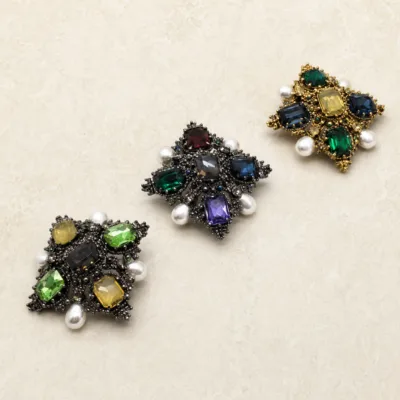 Comparação dos três modelos do broche geométrico multicolor