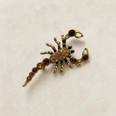 Broche Escorpião Multicolor — 3 Acabamentos — A — Dourado