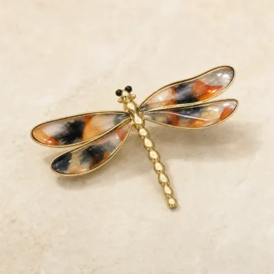 Broche Libélula com Asas Coloridas — 4 Modelos — A — Âmbar e Creme