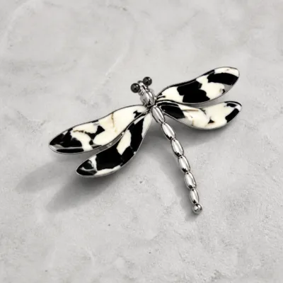 Broche Libélula com Asas Coloridas — 4 Modelos — C — Preto e Branco