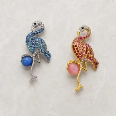 Comparação dos dois modelos do broche flamingo colorido