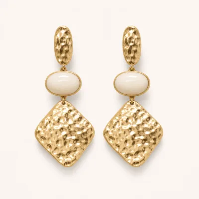 Brincos Dourados Losango com Pedra Oval branco creme, referência 83688-05