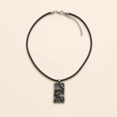 Colar com Pendente Retangular Texturado — 3 Cores — A — Preto