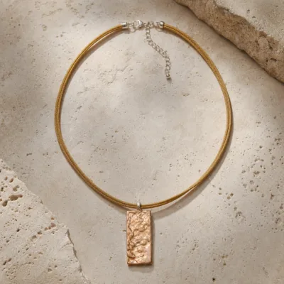 Colar com Pendente Retangular Texturado — 3 Cores — B — Dourado