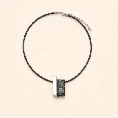 Colar com Pendente Retangular e Aro — 3 Cores — A — Preto