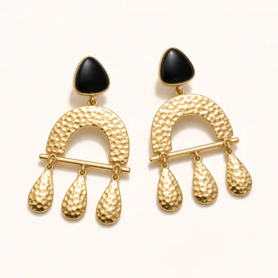 Brincos Arco Martelado com Três Gotas dourado, referência 83853-02