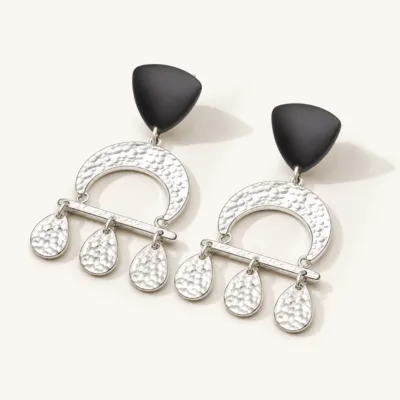 Brincos Arco Martelado com Três Gotas prateado, referência 83853-02