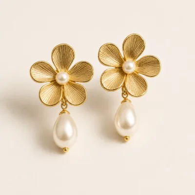 Brincos Flor com Pérola Gota dourado, referência 83856-01