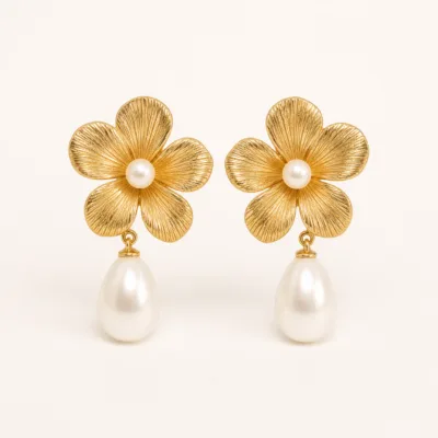 Brincos Flor com Pérola Gota dourado, referência 83856-01