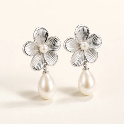 Brincos Flor com Pérola Gota prateado, referência 83856-01