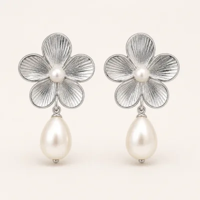 Brincos Flor com Pérola Gota prateado, referência 83856-01
