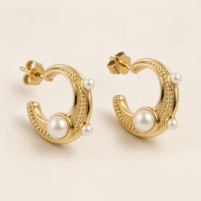 Brincos Meia Argola com Pérolas dourado, referência 83857-02